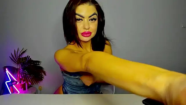 Snapshot of aishahottie chatting on 01.15.25 aishahottie online show from 01.15.25