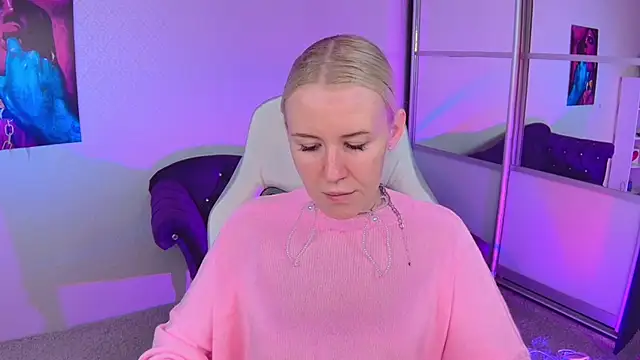 Snapshot of Selenatrend chatting on 10.12.25 Selenatrend online show from 10.12.25