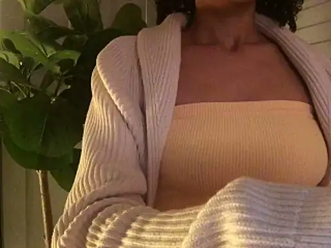 Snapshot of loveofbea chatting on 12.18.24 loveofbea online show from 12.18.24