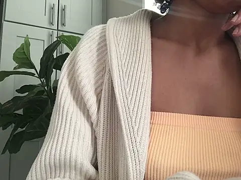 Snapshot of loveofbea chatting on 12.18.24 loveofbea online show from 12.18.24