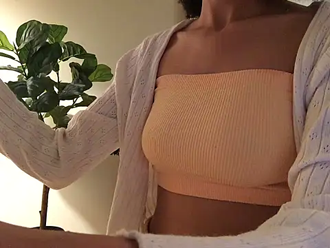 Snapshot of loveofbea chatting on 12.31.24 loveofbea online show from 12.31.24