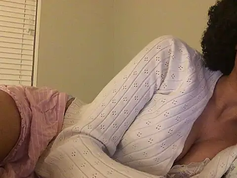 Snapshot of loveofbea chatting on 01.04.25 loveofbea online show from 01.04.25