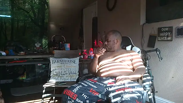 Snapshot of bigshh8 chatting on 11.08.25 bigshh8 online show from 11.08.25