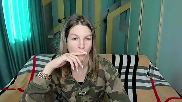 Snapshot of EmilyWalkeri chatting on 10.29.25 EmilyWalkeri online show from 10.29.25