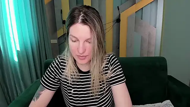 EmilyWalkeri online show from 04.10.26