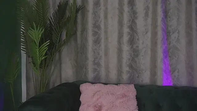 FoxieJullia online show from 02.14.25