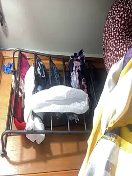 gurlnips online show from 12.19.25