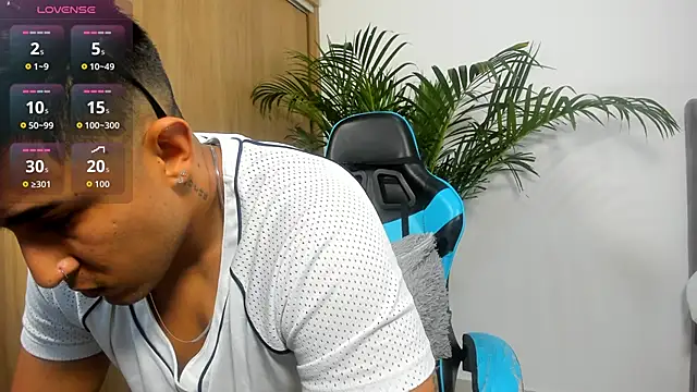 Snapshot of Alan_greek_1 chatting on 10.12.25 Alan greek 1 online show from 10.12.25