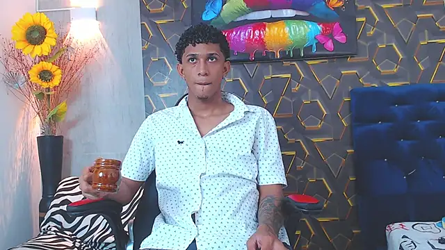 Snapshot of dominic_smith_ chatting on 10.08.25 dominic smith online show from 10.08.25