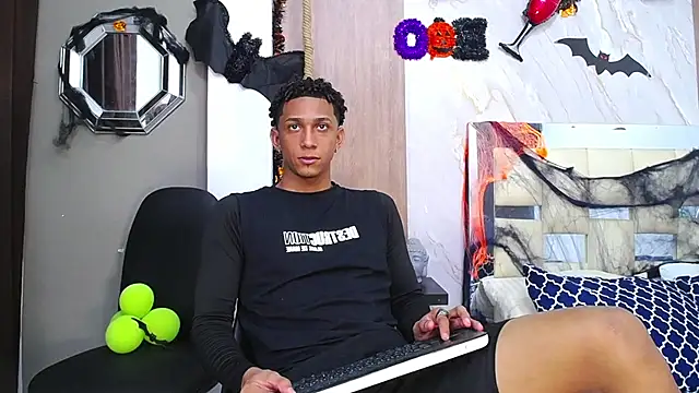 Snapshot of dominic_smith_ chatting on 10.28.25 dominic smith online show from 10.28.25