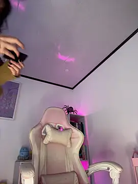 Snapshot of Tsuki-moon chatting on 10.09.25 Tsuki-moon online show from 10.09.25