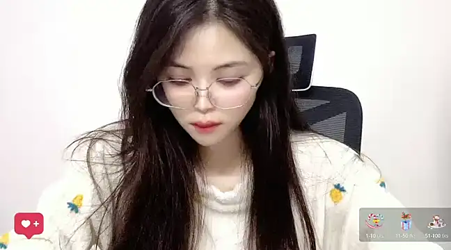 Snapshot of ---MIA--- chatting on 02.04.25 ---MIA--- online show from 02.04.25