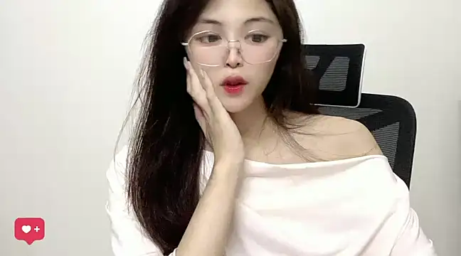 Snapshot of ---MIA--- chatting on 02.04.25 ---MIA--- online show from 02.04.25