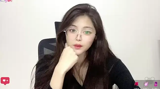 Snapshot of ---MIA--- chatting on 02.05.25 ---MIA--- online show from 02.05.25