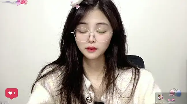 Snapshot of ---MIA--- chatting on 02.14.25 ---MIA--- online show from 02.14.25