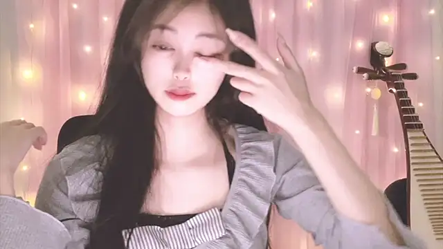 Snapshot of ---MIA--- chatting on 10.24.25 ---MIA--- online show from 10.24.25