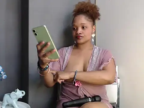 Snapshot of CREAMYCUPCAKExxx chatting on 10.09.25 CREAMYCUPCAKExxx online show from 10.09.25