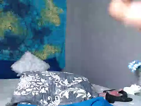 Snapshot of CREAMYCUPCAKExxx chatting on 11.08.25 CREAMYCUPCAKExxx online show from 11.08.25