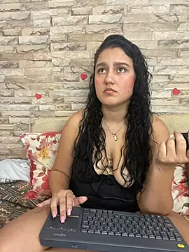 Snapshot of saray_gomez22 chatting on 02.21.25 saray gomez22 online show from 02.21.25