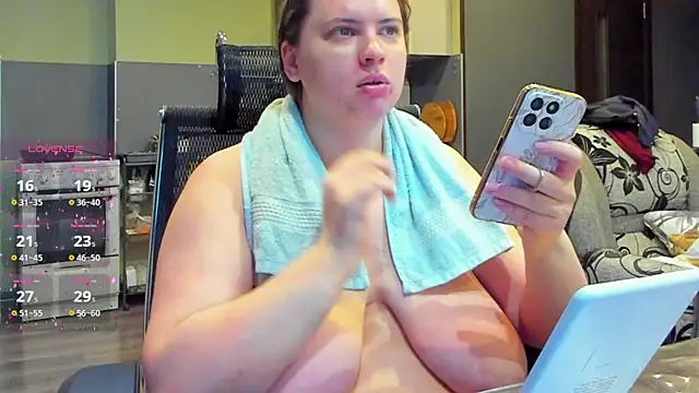 Snapshot of 1lindsey1 chatting on 10.13.25 1lindsey1 online show from 10.13.25