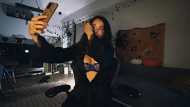 Leona Mell online show from 10.28.25