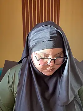 Snapshot of _Shara_Handal_ chatting on 10.27.25 Shara Handal online show from 10.27.25