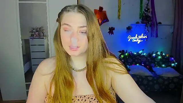 Snapshot of Demure_Smile chatting on 12.06.24 Demure Smile online show from 12.06.24