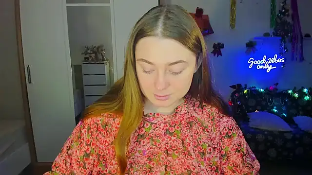 Snapshot of Demure_Smile chatting on 12.08.24 Demure Smile online show from 12.08.24