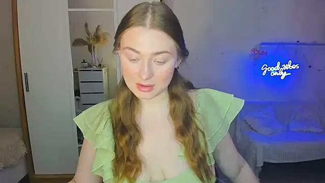 Snapshot of Demure_Smile chatting on 02.08.25 Demure Smile online show from 02.08.25