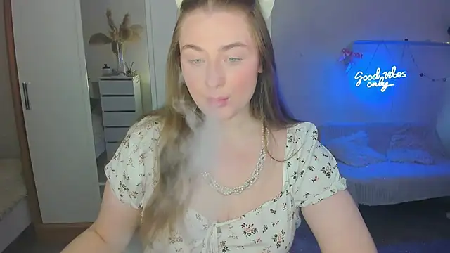 Snapshot of Demure_Smile chatting on 02.09.25 Demure Smile online show from 02.09.25