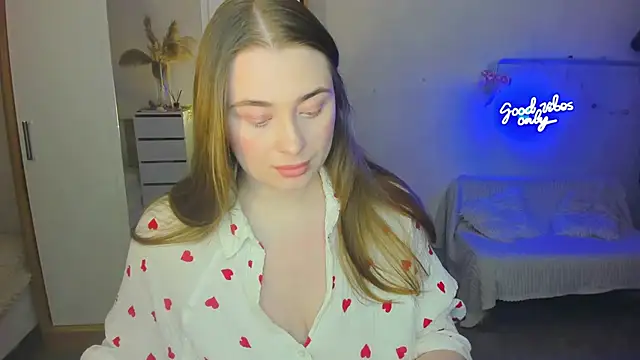 Snapshot of Demure_Smile chatting on 02.11.25 Demure Smile online show from 02.11.25