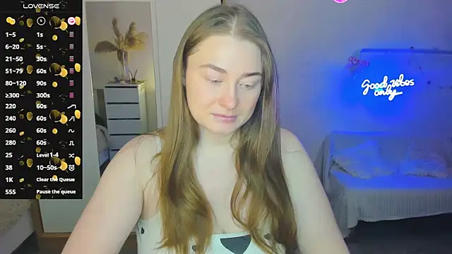 Snapshot of Demure_Smile chatting on 02.13.25 Demure Smile online show from 02.13.25