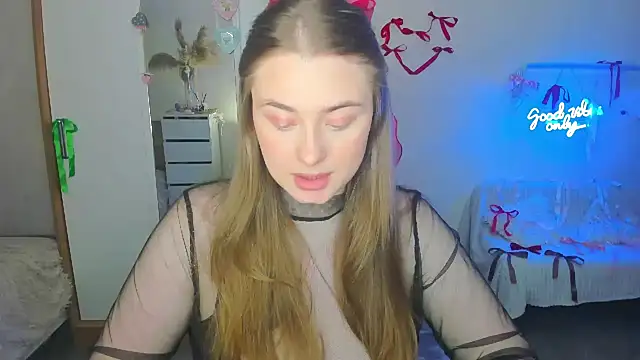 Snapshot of Demure_Smile chatting on 02.14.25 Demure Smile online show from 02.14.25