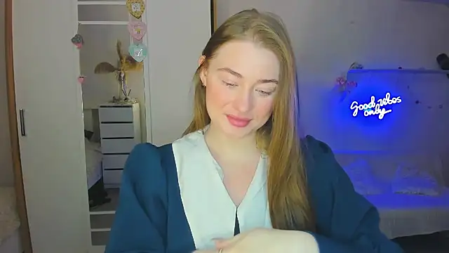 Snapshot of Demure_Smile chatting on 02.15.25 Demure Smile online show from 02.15.25