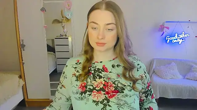 Snapshot of Demure_Smile chatting on 02.19.25 Demure Smile online show from 02.19.25