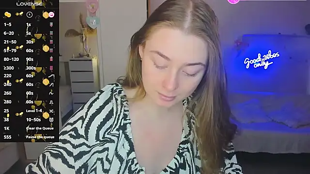 Snapshot of Demure_Smile chatting on 02.21.25 Demure Smile online show from 02.21.25