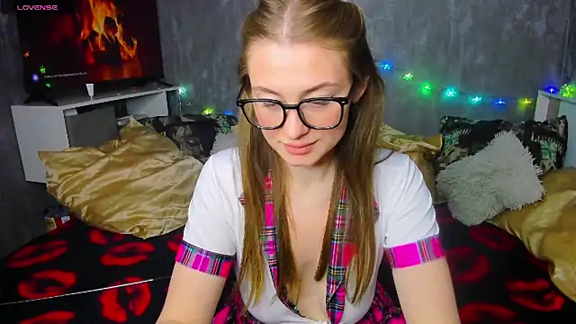 Snapshot of Demure_Smile chatting on 11.12.25 Demure Smile online show from 11.12.25