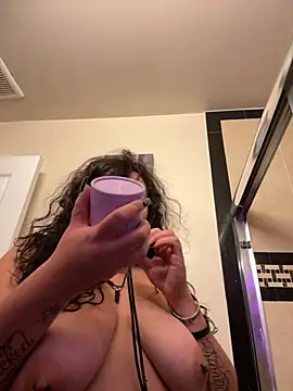 Snapshot of ThicBunz chatting on 09.25.25 ThicBunz online show from 09.25.25