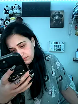 Snapshot of ThicBunz chatting on 10.03.25 ThicBunz online show from 10.03.25