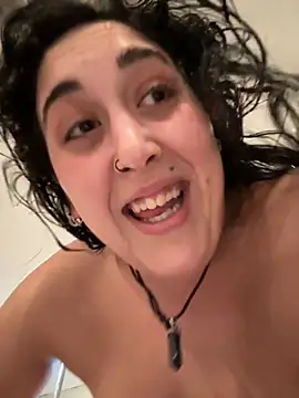 Snapshot of ThicBunz chatting on 10.05.25 ThicBunz online show from 10.05.25