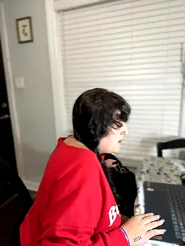 Snapshot of ThicBunz chatting on 10.27.25 ThicBunz online show from 10.27.25