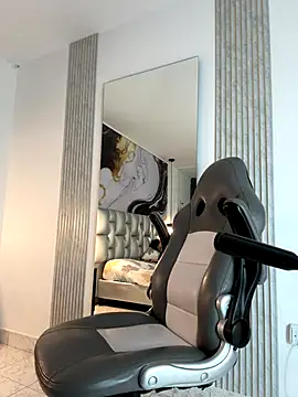 Snapshot of Nathan_Bluee chatting on 10.06.25 Nathan Bluee online show from 10.06.25