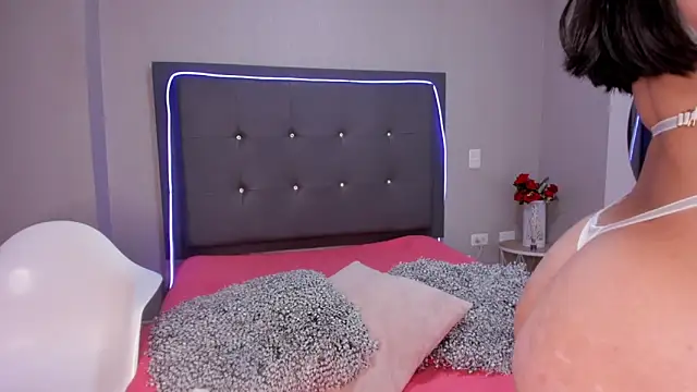 Snapshot of emma_lye chatting on 10.11.25 emma lye online show from 10.11.25