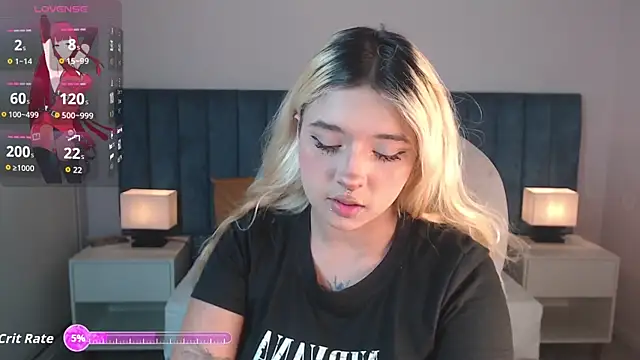 Snapshot of april_bunnyy chatting on 10.11.25 april bunnyy online show from 10.11.25