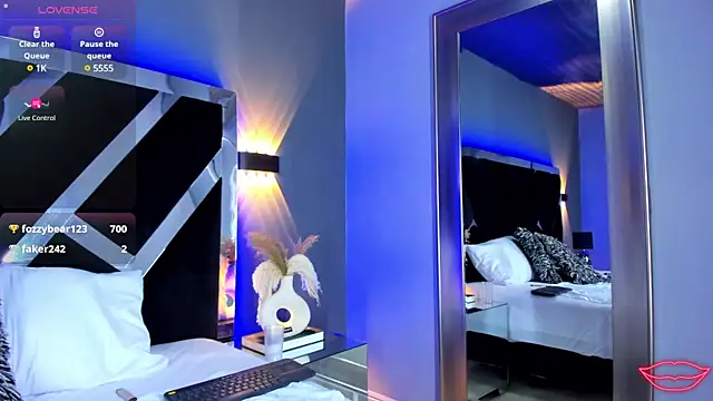 Larabrooks online show from 02.05.25