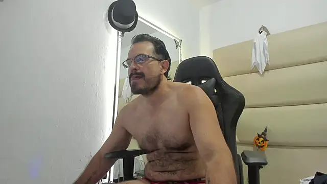 Snapshot of SbasTone_Muscle chatting on 10.24.25 SbasTone Muscle online show from 10.24.25