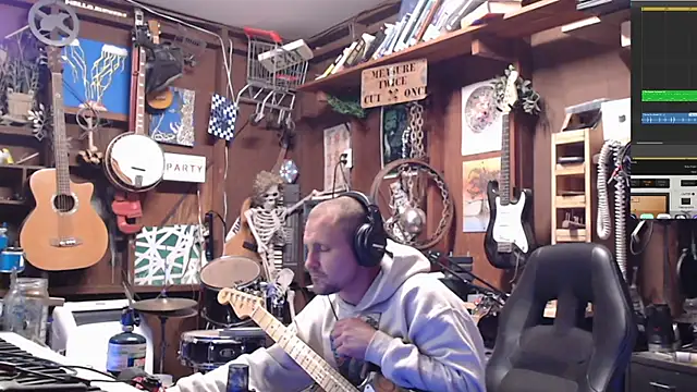 Snapshot of itsjameswebbscope chatting on 10.05.25 itsjameswebbscope online show from 10.05.25