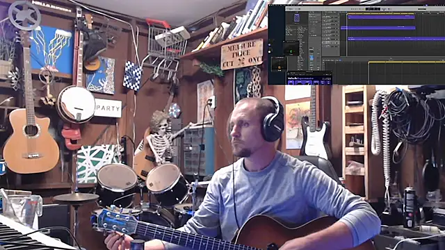 Snapshot of itsjameswebbscope chatting on 10.10.25 itsjameswebbscope online show from 10.10.25