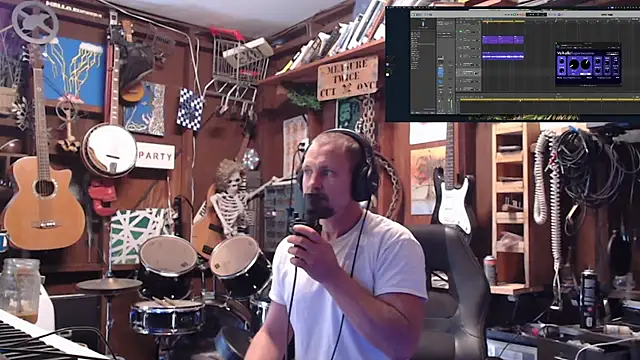 Snapshot of itsjameswebbscope chatting on 10.12.25 itsjameswebbscope online show from 10.12.25
