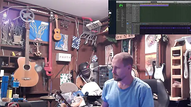 Snapshot of itsjameswebbscope chatting on 10.22.25 itsjameswebbscope online show from 10.22.25